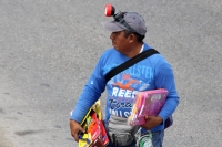 Domingo 10 de noviembre del 2013. Tuxtla Gutiérrez.  Vendedores ambulantes y recolectores de monedas se reúnen en los cruces de las avenidas de esta ciudad.
