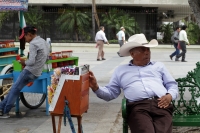 Miércoles 6 de marzo del 2019. Tuxtla Gutiérrez. Los vendedores ambulantes intentan mejorar la precaria economía familiar en la capital del estado de Chiapas.