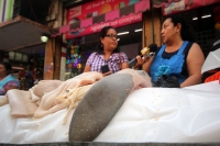 Viernes 2 de diciembre del 2016. Tuxtla Gutiérrez. Polémica política es causada por la decisión de los locatarios del Mercado Viejo de salir a la calle para competir con el ambulantaje en el primer cuadro de Tuxtla