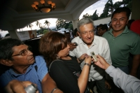Andrés Manuel López Obrador a su llegada a la reunión informativa en Tuxtla donde da a conocer las propuestas sociales de su Proyecto de Nación