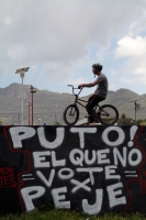Domingo uno de julio del 2018. San Cristóbal de las Casas. Un ciclista posa sobre la rampa con una leyenda alusiva a AMLO