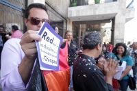 Martes 3 de marzo del 2015. Tuxtla Gutiérrez. Redes y Colectivos dan a conocer en la entrada del congreso local la resolución favorable del amparo indirecto para el acceso al matrimonio igualitario en Chiapas.