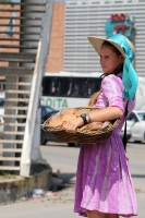 Jueves 3 de octubre del 2013. Tuxtla Gutiérrez. Varios jóvenes anabaptistas (grupo religioso al que pertenecen los Amish, Menonitas y Huteritas) venden productos alimenticios elaborados de manera artesanal en el crucero Mactumatza donde ahora se ubica el 