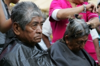 Un grupo de ancianitos reciben cortes de cabello mientras otros disfrutan de bailables tradicionales mientras esperan la entrega de recursos del Programa Amanecer en Tuxtla Gutiérrez, donde esta semana se cumplen tres años de este programa en el estado de