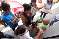 Miércoles 2 de agosto del 2017. Tuxtla Gutiérrez. Un anciano sufre un desvanecimiento en las cercanías del mercado de las Flores. Los locatarios le prestan ayuda.
