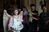 20231223. Chiapa de Corzo. Entrada de flores en la iglesia de Santo Domingo.
