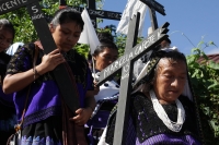 Martes 22 de diciembre del 2015. San Pedro Chenalho. Los sobrevivientes de la masacre de 45 indígenas en la comunidad Acteal en 1997, conmemoran esta mañana los 18 años de ocurrido este hecho con jornadas de ayuno y oración en esta localidad de la región 