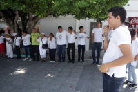 Sábado 10 de septiembre del 2016. Tuxtla Gutiérrez. Algunos de los participantes de la marcha convocada por grupos católicos en contra de las uniones y bodas entre personas del mismo sexo realizan un “adoración motivacional” esta mañana