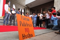 Miércoles 26 de septiembre del 2012. Tuxtla Gutiérrez, Militantes de organizaciones sociales y defensoras de los derechos sexuales realizan una protesta en la entrada del edificio del Congreso Local repudiando las reformas en la constitución local y en el