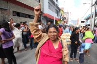 Lunes 16 de diciembre del 2013. Tuxtla Gutiérrez. Miembros de Antorcha Campesina se manifiestan en las instalaciones de la SEDATU para exigir el cumplimiento de las minutas de acuerdo entre la administración estatal y esta organización social. Los militan