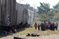 Martes 4 de Febrero del 2014. Arriaga. Migrantes originarios de Honduras y El Salvador sufren asaltos y maltratos durante el trayecto a los EEUU esperan la llegada del tren en la estación de carga de la ciudad de Arriaga donde viajaran en los techos de lo Martes 4 de Febrero del 2014. Arriaga. Migrantes originarios de Honduras y El Salvador sufren asaltos y maltratos durante el trayecto a los EEUU esperan la llegada del tren en la estación de carga de la ciudad de Arriaga donde viajaran en los techos de lo