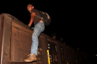 Miércoles 6 de agosto del 2014. Arriaga. Cientos de centroamericanos suben esta madrugada a los vagones del tren para continuar en la “ruta férrea” del migrante hacia la próxima estación en Oaxaca donde continuaran intentando llegar a la frontera norte.