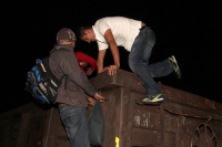 Miércoles 6 de agosto del 2014. Arriaga. Cientos de centroamericanos suben esta madrugada a los vagones del tren para continuar en la “ruta férrea” del migrante hacia la próxima estación en Oaxaca donde continuaran intentando llegar a la frontera norte.