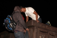 Miércoles 6 de agosto del 2014. Arriaga. Cientos de centroamericanos suben esta madrugada a los vagones del tren para continuar en la “ruta férrea” del migrante hacia la próxima estación en Oaxaca donde continuaran intentando llegar a la frontera norte.