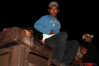 Miércoles 6 de agosto del 2014. Arriaga. Cientos de centroamericanos suben esta madrugada a los vagones del tren para continuar en la “ruta férrea” del migrante hacia la próxima estación en Oaxaca donde continuaran intentando llegar a la frontera norte.