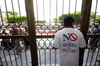 Martes 11 de septiembre del 2012. Tuxtla Gutiérrez, Chiapas. Miembros del Foro Cívico Ac se manifiestan nuevamente en las entradas del edificio que alberga la Legislatura Local para protestar en contra de las reformas al Artículo 24 Constitucional.