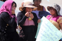 Miércoles  9 de noviembre del 2016. Tuxtla Gutiérrez. Indígenas Chamulas protestan en la entrada del edificio de la administración chiapaneca exigiendo el pago que se les debe a los grupos de artesanos de ese municipio de los Altos de Chiapas.