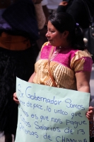 Miércoles  9 de noviembre del 2016. Tuxtla Gutiérrez. Indígenas Chamulas protestan en la entrada del edificio de la administración chiapaneca exigiendo el pago que se les debe a los grupos de artesanos de ese municipio de los Altos de Chiapas.