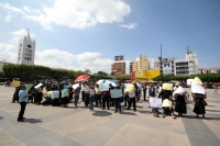 Miércoles  9 de noviembre del 2016. Tuxtla Gutiérrez. Indígenas Chamulas protestan en la entrada del edificio de la administración chiapaneca exigiendo el pago que se les debe a los grupos de artesanos de ese municipio de los Altos de Chiapas.