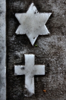 Jueves 31 de octubre del 2013. Tuxtla Gutiérrez. El arte escultórico funerario actualmente en desuso se conserva precariamente en los panteones de esta ciudad.