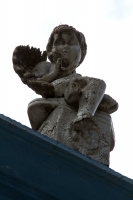 Jueves 31 de octubre del 2013. Tuxtla Gutiérrez. El arte escultórico funerario actualmente en desuso se conserva precariamente en los panteones de esta ciudad.