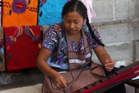 Abril del 2014. San Lorenzo Zinacantan Las mujeres indígenas de las comunidades de Los Altos de Chiapas continúan vistiendo las elaboradas prendas que elaboran de manera artesanal mientras que continúan perdiéndose las tradiciones por la emigración y cult