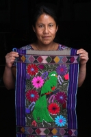 Abril del 2014. San Lorenzo Zinacantan Las mujeres indígenas de las comunidades de Los Altos de Chiapas continúan vistiendo las elaboradas prendas que elaboran de manera artesanal mientras que continúan perdiéndose las tradiciones por la emigración y cult