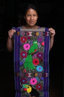 Abril del 2014. San Lorenzo Zinacantan Las mujeres indígenas de las comunidades de Los Altos de Chiapas continúan vistiendo las elaboradas prendas que elaboran de manera artesanal mientras que continúan perdiéndose las tradiciones por la emigración y cult