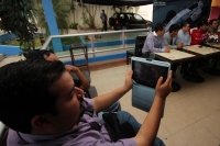 Lunes 6 de enero del 2014. Tuxtla Gutiérrez. Alan Stefano, piloto chiapaneco presenta el nuevo auto de competencia acompañado de los reporteros y comunicadores.