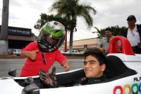 Lunes 6 de enero del 2014. Tuxtla Gutiérrez. Alan Stefano, piloto chiapaneco presenta el nuevo auto de competencia acompañado de los reporteros y comunicadores.