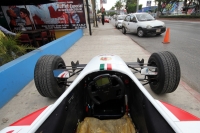 Lunes 6 de enero del 2014. Tuxtla Gutiérrez. Alan Stefano, piloto chiapaneco presenta el nuevo auto de competencia acompañado de los reporteros y comunicadores.