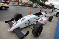 Lunes 6 de enero del 2014. Tuxtla Gutiérrez. Alan Stefano, piloto chiapaneco presenta el nuevo auto de competencia acompañado de los reporteros y comunicadores.