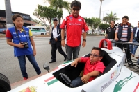 Lunes 6 de enero del 2014. Tuxtla Gutiérrez. Alan Stefano, piloto chiapaneco presenta el nuevo auto de competencia acompañado de los reporteros y comunicadores.