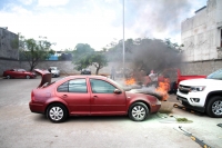 20210308. Tuxtla G. Incendio en un estacionamiento enfrente de Caña Hueca