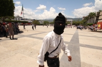 Lunes 13 de agosto del 2012. Tuxtla Gutiérrez, Chiapas. Transportistas de la zona altos de Chiapas protestan bloqueando el primer cuadro de la ciudad para exigir que se el gobierno estatal detenga el pirataje en las carreteras entre palenque y la zona cen