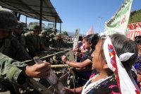 Martes 8 de marzo. Indígenas de la Organización Civil Las Abejas de la comunidad Acteal de municipio de San Pedro Chenalho en la zona altos del estado de Chiapas realizan este medio día una protesta en el cuartel militar de Crucero Majomut durante las cel