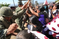 Martes 8 de marzo. Indígenas de la Organización Civil Las Abejas de la comunidad Acteal de municipio de San Pedro Chenalho en la zona altos del estado de Chiapas realizan este medio día una protesta en el cuartel militar de Crucero Majomut durante las cel