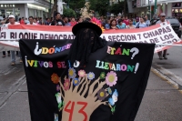 Lunes 26 de septiembre del 2016. Tuxtla Gutiérrez. El Bloque Democrático de la CNTE, Normalistas y Padres de Familia marchan esta tarde recordando a las 43 alumnos de Ayotzinapa.