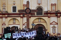 Miércoles 8 de octubre del 2014. San Cristóbal de las Casas. Momentos de la manifestación por la desaparición de los normalistas de Ayotzinapa por los estudiantes y los integrantes del movimiento magisterio en la plaza de la Catedral de San Cristóbal.