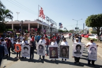 Domingo 16 de noviembre del 2014. Tuxtla Gutiérrez, Estudiantes y organizaciones sociales acompañan a la brigada Daniel Solís Gallardo de padres de familia de los desaparecidos y estudiantes de Ayotzinapa durante la marcha y mitin político en la capital d