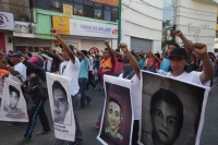Domingo 16 de noviembre del 2014. Tuxtla Gutiérrez, Estudiantes y organizaciones sociales acompañan a la brigada Daniel Solís Gallardo de padres de familia de los desaparecidos y estudiantes de Ayotzinapa durante la marcha y mitin político en la capital d