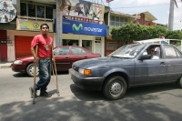 Una persona con discapacidad se planta enfrente de un vehiculo para obligar al conductor a darle una “ayuda económica” en la 5ª norte de esta ciudad.