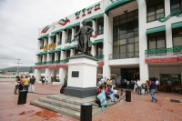 Martes 21 de septiembre. El edificio del ayuntamiento de la capital del estado de Chiapas, inicio las actividades de esta mañana sin energía eléctrica, la cual fue suspendida al presentar un adeudo de varios meses.