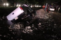 Miércoles 11 de septiembre del 2013. Tuxtla Gutiérrez. Una camionta quedo incrustada por la falta de señalización en las obras inconclusas del bulevar entre del Teatro de la Ciudad y Colonia Maya.