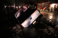 Miércoles 11 de septiembre del 2013. Tuxtla Gutiérrez. Una camionta quedo incrustada por la falta de señalización en las obras inconclusas del bulevar entre del Teatro de la Ciudad y Colonia Maya.