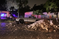 Miércoles 11 de septiembre del 2013. Tuxtla Gutiérrez. Una camionta quedo incrustada por la falta de señalización en las obras inconclusas del bulevar entre del Teatro de la Ciudad y Colonia Maya.