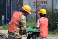Jueves 3 de octubre del 2013. Tuxtla Gutiérrez. A pesar de que el ayuntamiento local continua asignando obras para el bacheo de la ciudad, el esfuerzo de los trabajadores no es significativo en las calles de la capital de Chiapas.