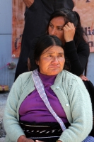 Lunes 4 de noviembre del 2017. Tuxtla Gutiérrez. Familias desplazadas de Banavil a las afueras del edificio de la administración chiapaneca durante la conferencia de este medio dí­a.