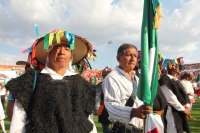 Jueves 24 de Febrero. Representantes de las etnias de Chiapas esperan bajo el sol del sureste el inicio  del homenaje que se realiza para conmemorar el día de la bandera