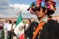 Jueves 24 de Febrero. Representantes de las etnias de Chiapas esperan bajo el sol del sureste el inicio  del homenaje que se realiza para conmemorar el día de la bandera